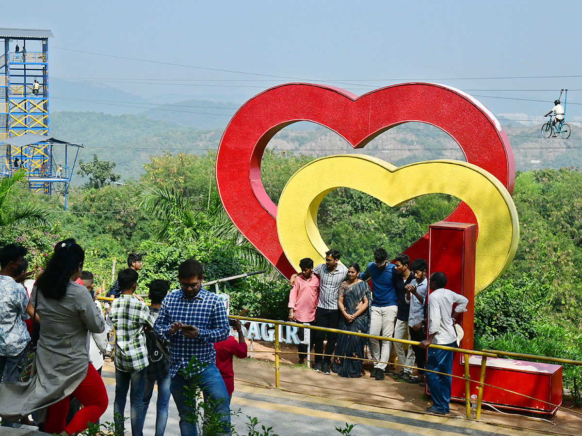 Huge_20Rush_20Of_20Tourists_20in_20Visakhapatnam_20Kailasagiri__20_284_29.jpg 4