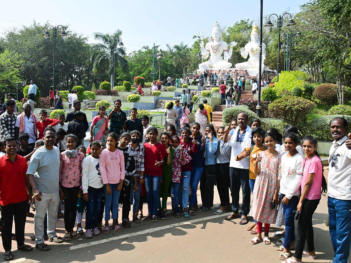 Huge_20Rush_20Of_20Tourists_20in_20Visakhapatnam_20Kailasagiri__20_286_29.jpg 6