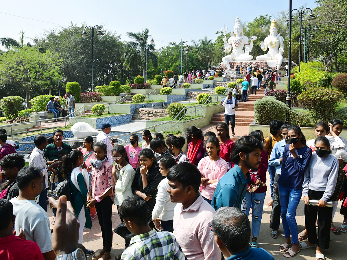 Huge_20Rush_20Of_20Tourists_20in_20Visakhapatnam_20Kailasagiri__20_287_29.jpg 7