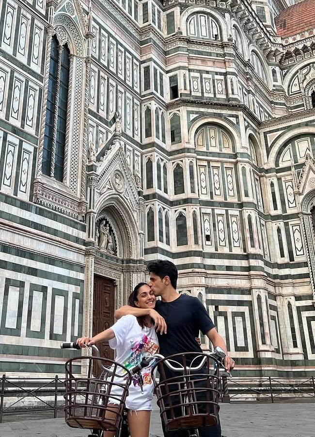 Kiara_20Advani_20vacation_20with_20Siddarth6.jpg 7