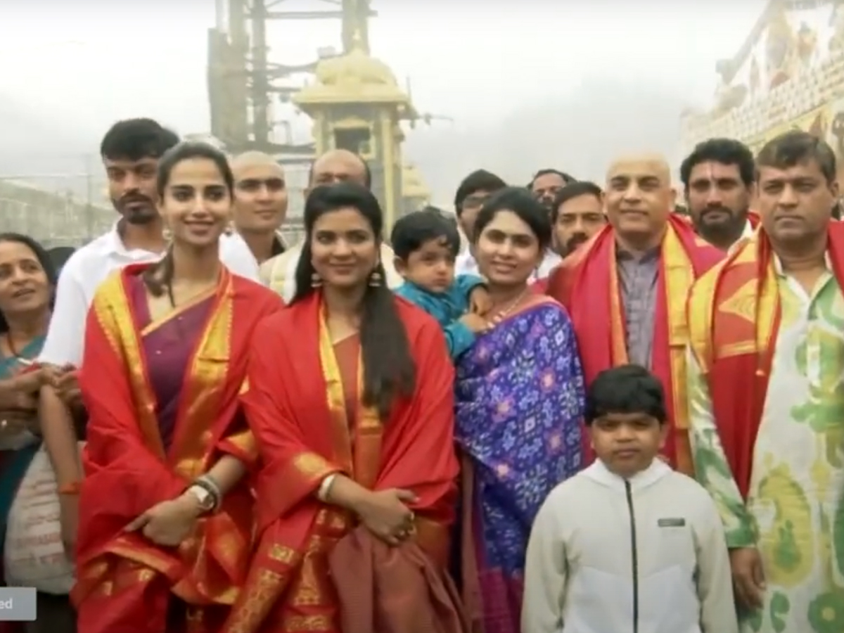 Sankranthiki_20vastunnam_20movie_20team_20in_20tirumala_20_2812_29.jpg 13