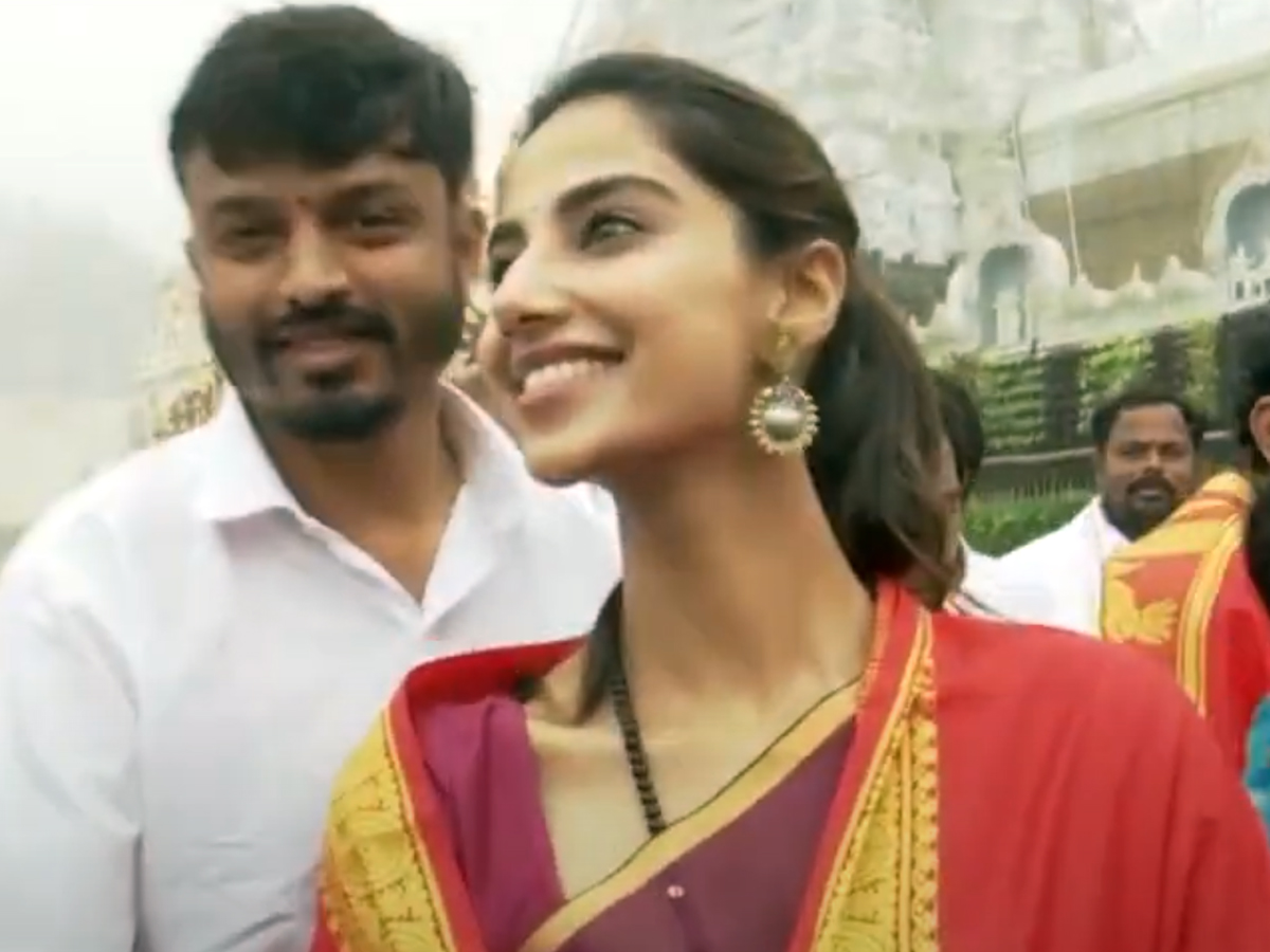 Sankranthiki_20vastunnam_20movie_20team_20in_20tirumala_20_2813_29.jpg 14
