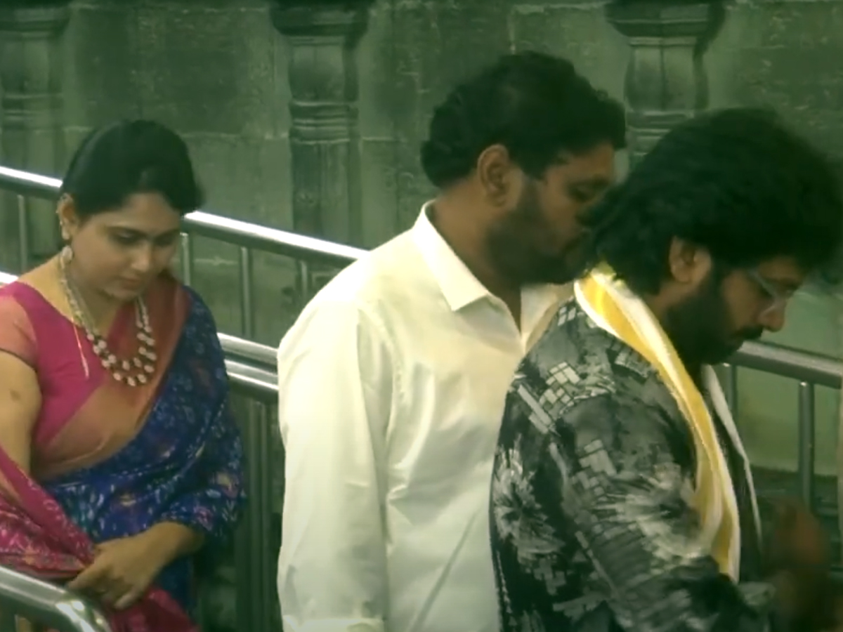Sankranthiki_20vastunnam_20movie_20team_20in_20tirumala_20_281_29.jpg 2