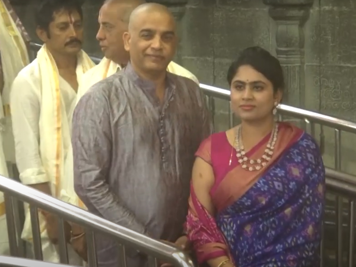 Sankranthiki_20vastunnam_20movie_20team_20in_20tirumala_20_282_29.jpg 3