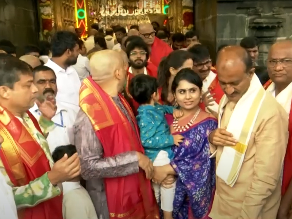 Sankranthiki_20vastunnam_20movie_20team_20in_20tirumala_20_283_29.jpg 4