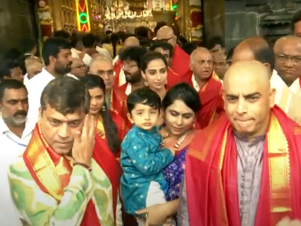 Sankranthiki_20vastunnam_20movie_20team_20in_20tirumala_20_284_29.jpg 5