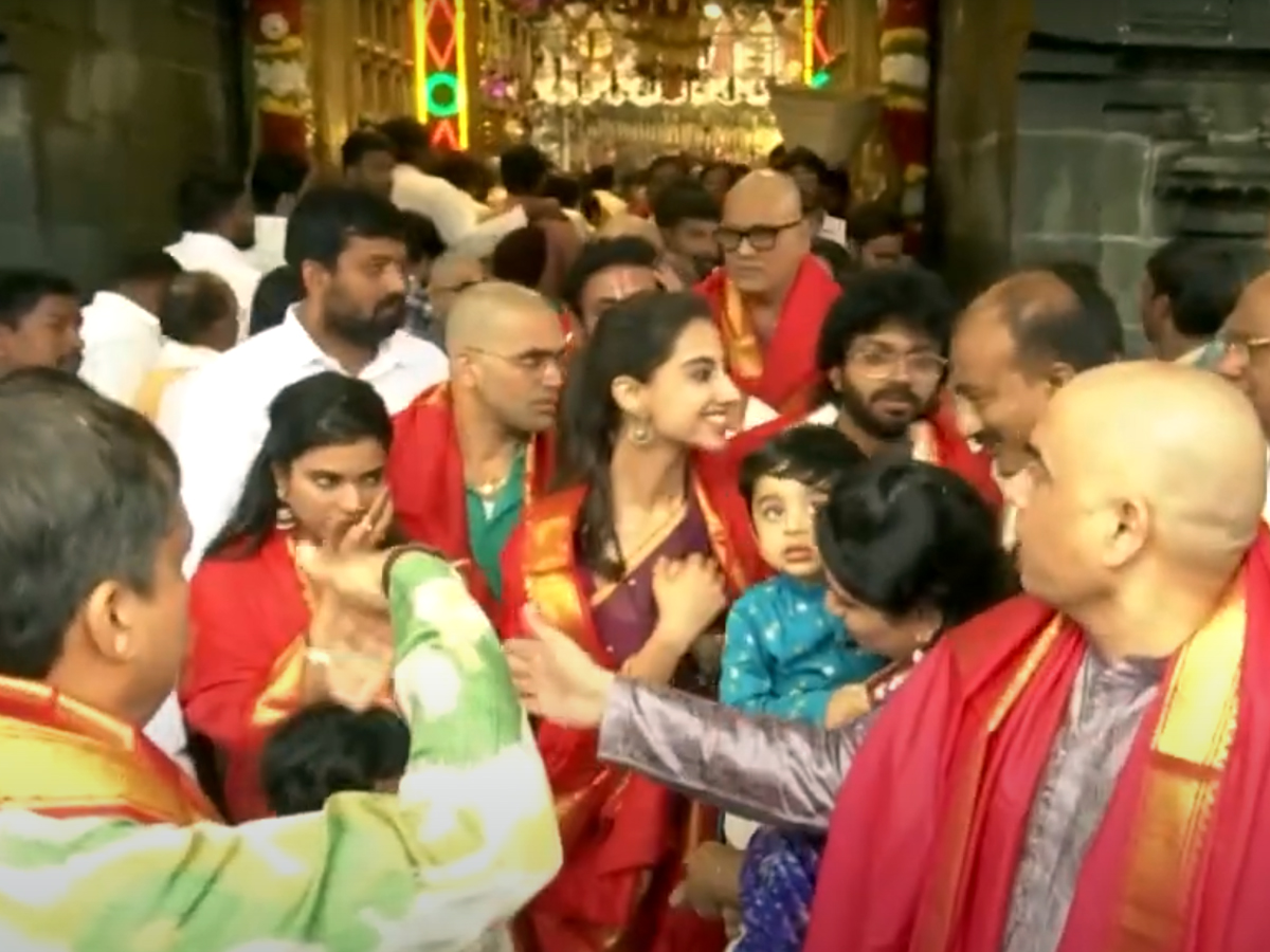 Sankranthiki_20vastunnam_20movie_20team_20in_20tirumala_20_285_29.jpg 6