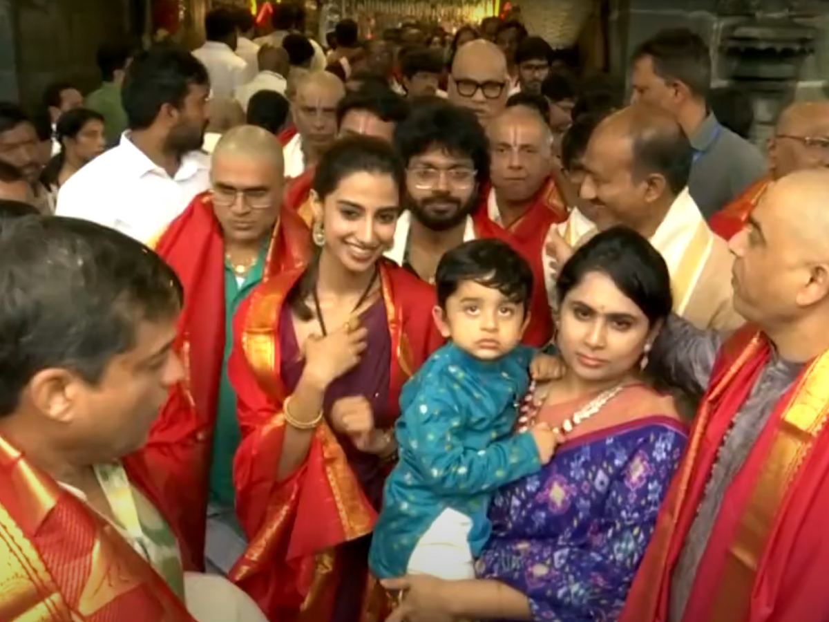 Sankranthiki_20vastunnam_20movie_20team_20in_20tirumala_20_287_29.jpg 8