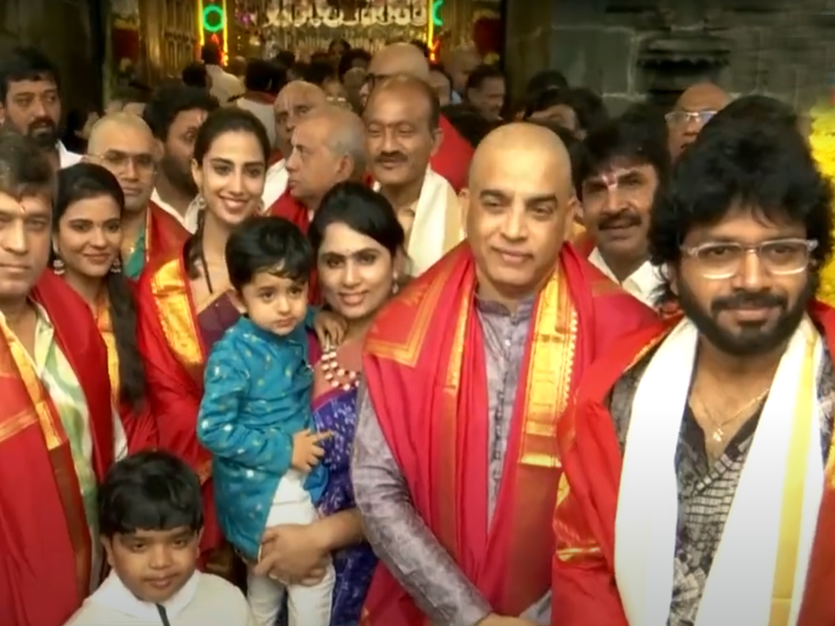 Sankranthiki_20vastunnam_20movie_20team_20in_20tirumala_20_288_29.jpg 9