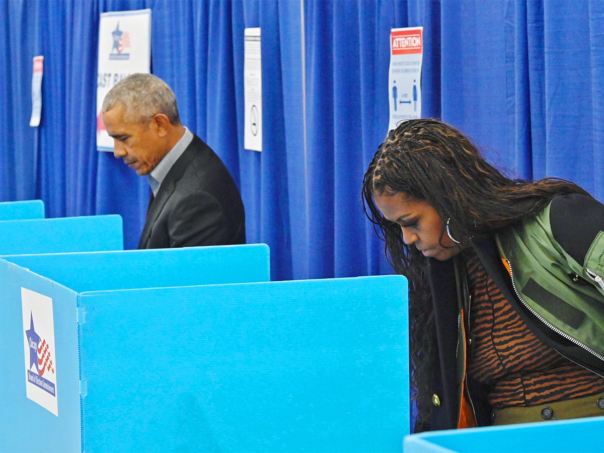 The_20Sweetest_20Photos_20of_20Barack_20and_20Michelle_20Obama_20Check_20Here__20_2811_29.jpg 11