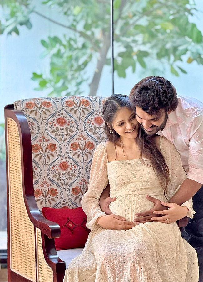 Photo_20Moment_20_20Kiran_20Abbavaram_20and_20wife_20announce_20pregnancy_20photos_20goes_20viral_3.jpg 3
