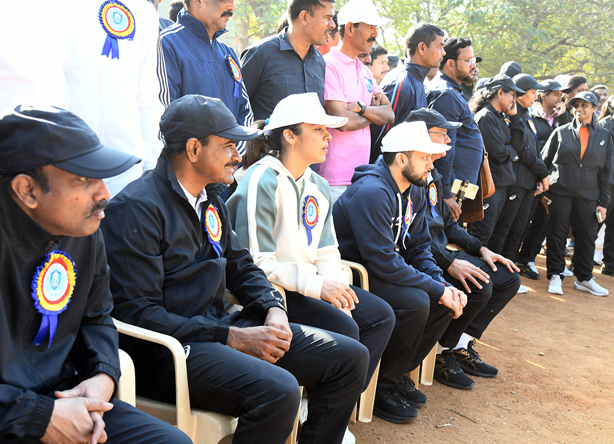 Saina_20Nehwal_2C_20CP_20CV_20Anand_20at_20Police_20Sports_20Meet_20Photos__20_2810_29.jpg 10