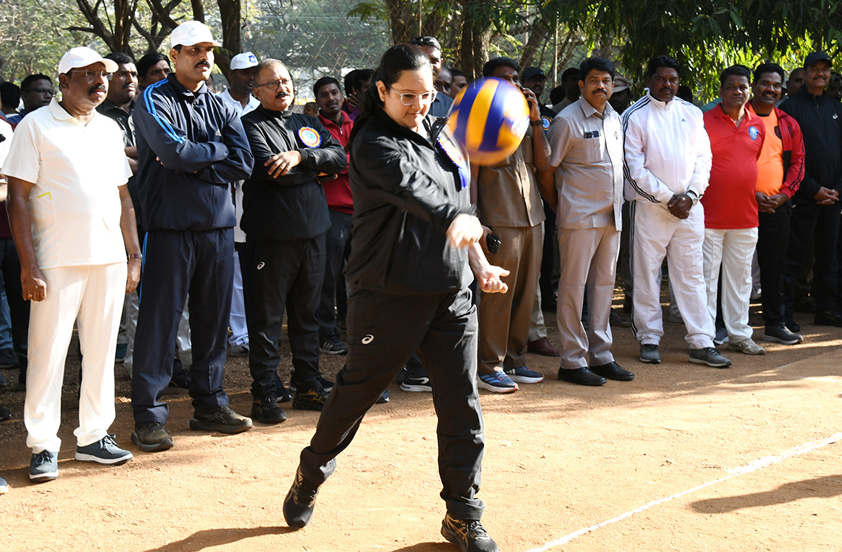 Saina_20Nehwal_2C_20CP_20CV_20Anand_20at_20Police_20Sports_20Meet_20Photos__20_2811_29.jpg 11