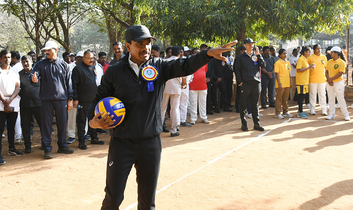 Saina_20Nehwal_2C_20CP_20CV_20Anand_20at_20Police_20Sports_20Meet_20Photos__20_2813_29.jpg 13