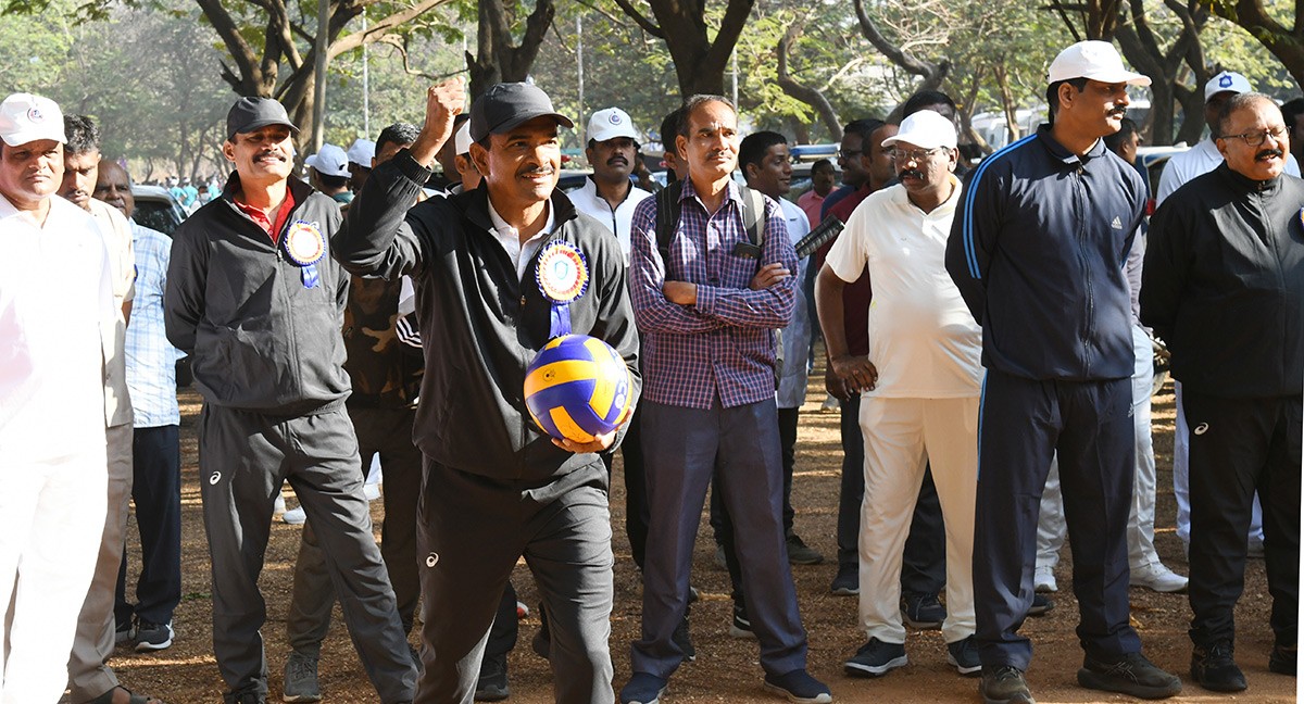 Saina_20Nehwal_2C_20CP_20CV_20Anand_20at_20Police_20Sports_20Meet_20Photos__20_2814_29.jpg 14