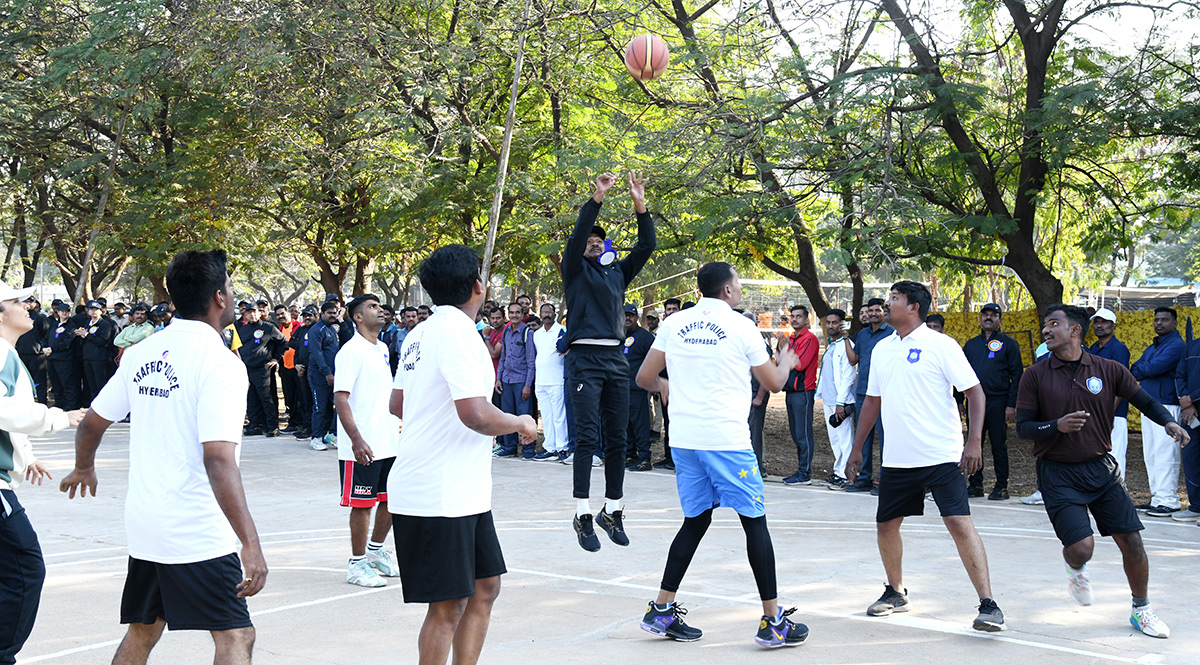 Saina_20Nehwal_2C_20CP_20CV_20Anand_20at_20Police_20Sports_20Meet_20Photos__20_2815_29.jpg 15