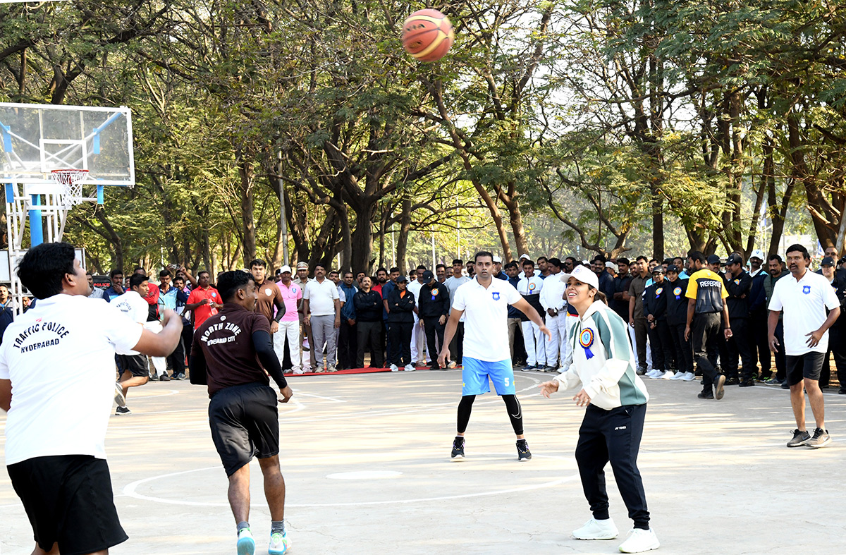 Saina_20Nehwal_2C_20CP_20CV_20Anand_20at_20Police_20Sports_20Meet_20Photos__20_2816_29.jpg 16