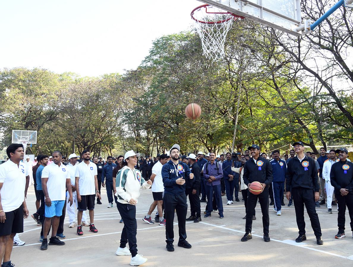 Saina_20Nehwal_2C_20CP_20CV_20Anand_20at_20Police_20Sports_20Meet_20Photos__20_2817_29.jpg 17
