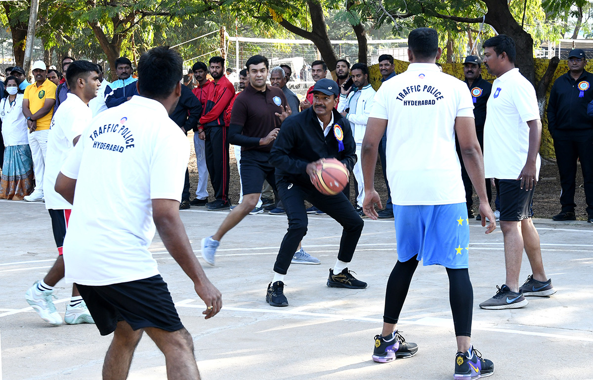 Saina_20Nehwal_2C_20CP_20CV_20Anand_20at_20Police_20Sports_20Meet_20Photos__20_2818_29.jpg 18
