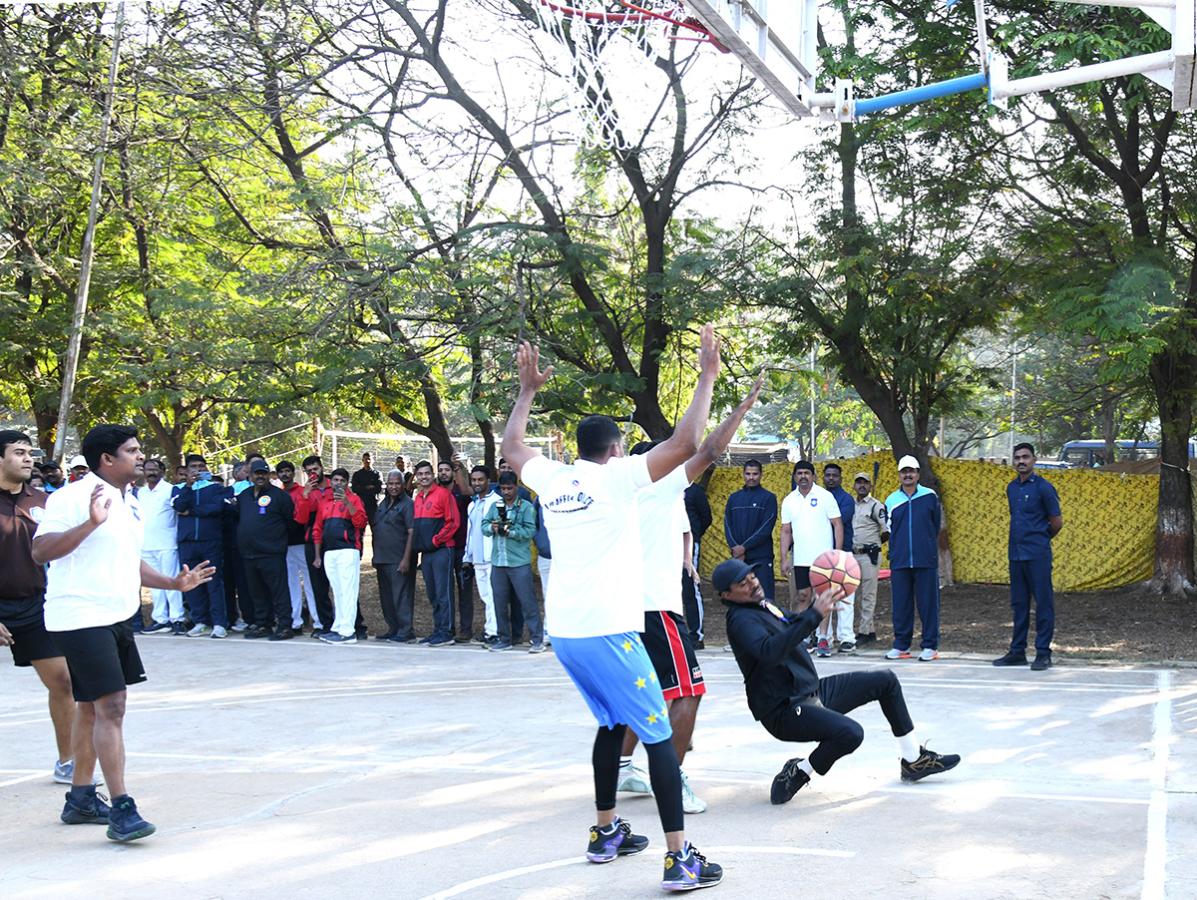 Saina_20Nehwal_2C_20CP_20CV_20Anand_20at_20Police_20Sports_20Meet_20Photos__20_2819_29.jpg 19