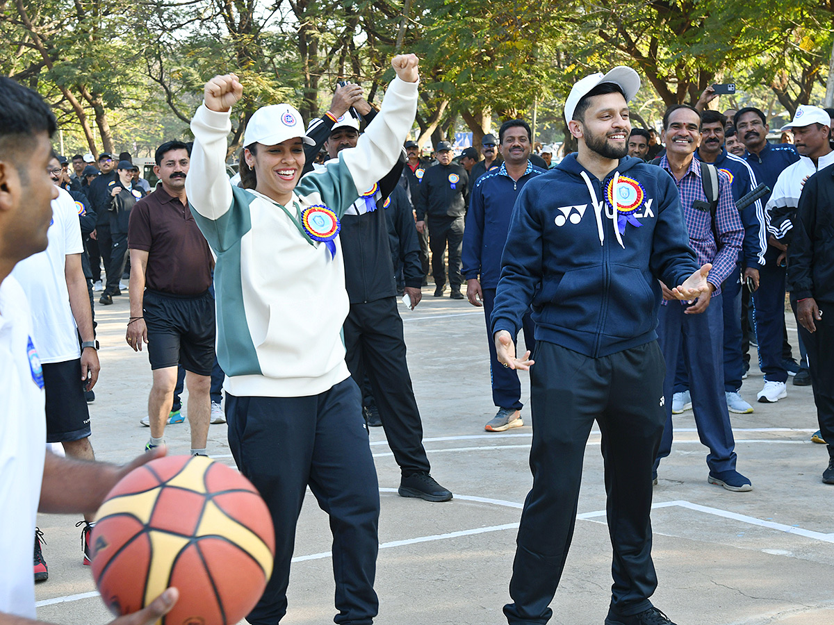 Saina_20Nehwal_2C_20CP_20CV_20Anand_20at_20Police_20Sports_20Meet_20Photos__20_281_29.jpg 1