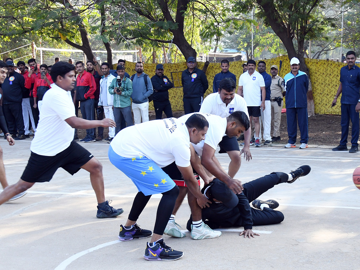 Saina_20Nehwal_2C_20CP_20CV_20Anand_20at_20Police_20Sports_20Meet_20Photos__20_2821_29.jpg 21