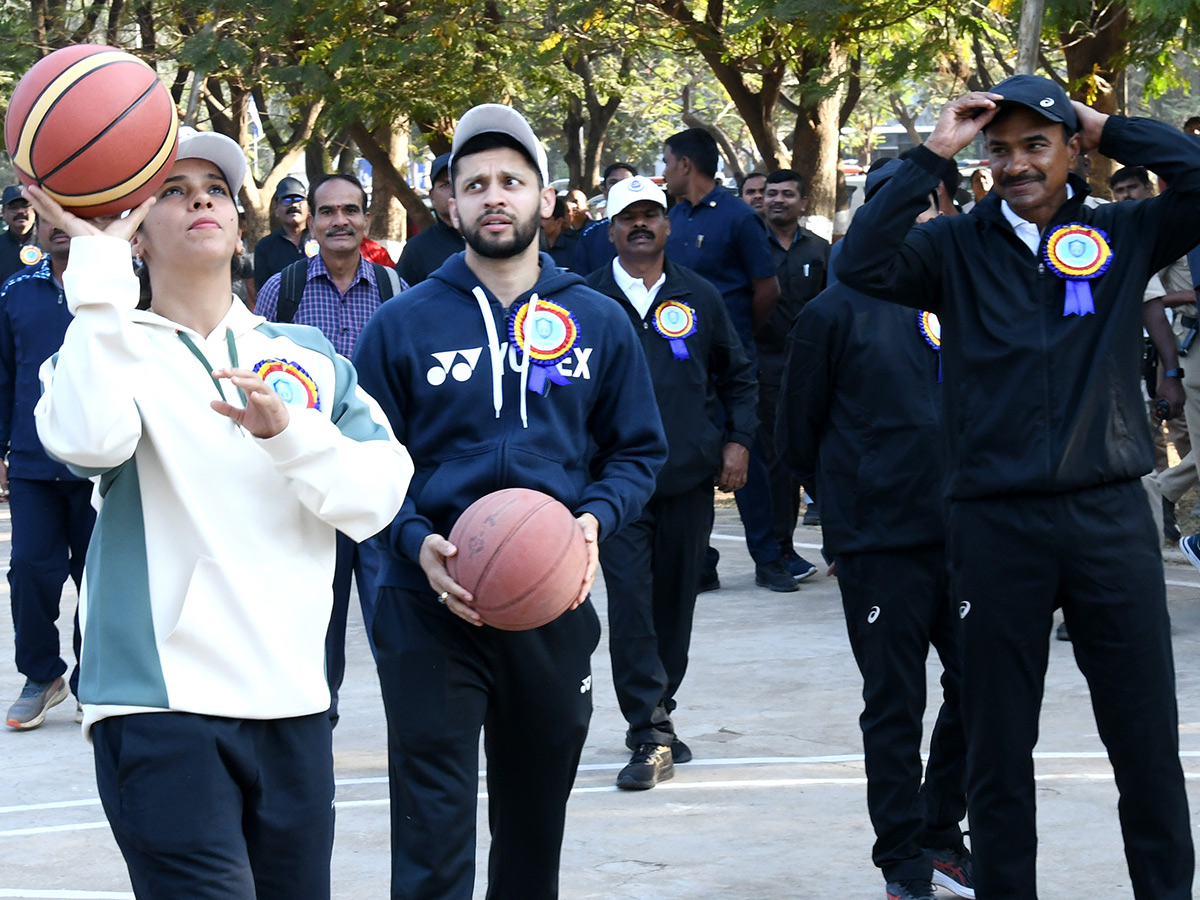 Saina_20Nehwal_2C_20CP_20CV_20Anand_20at_20Police_20Sports_20Meet_20Photos__20_282_29.jpg 2
