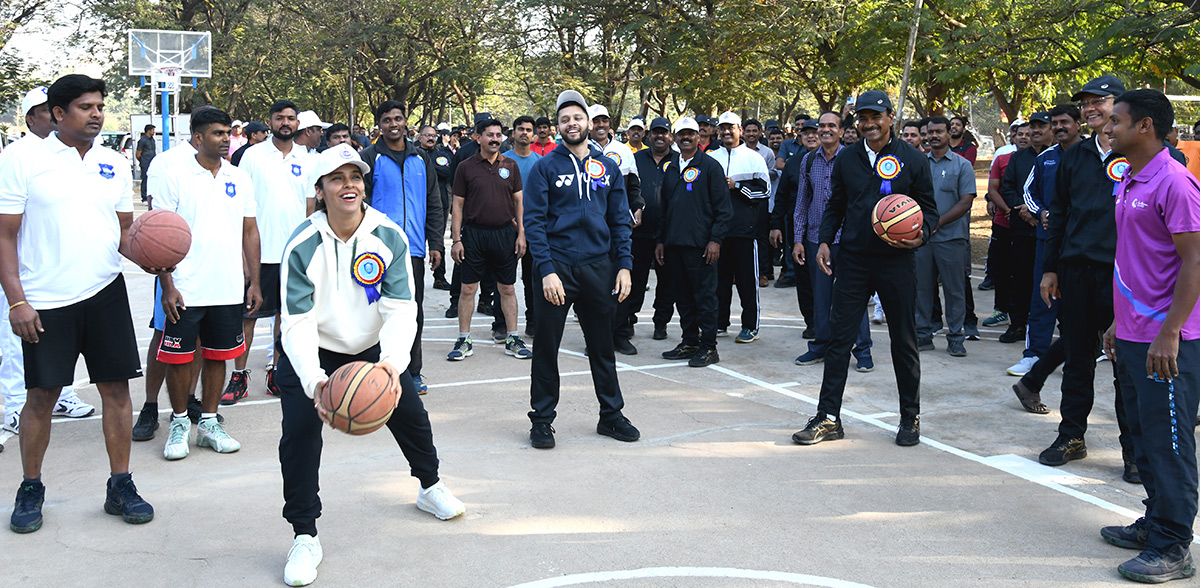 Saina_20Nehwal_2C_20CP_20CV_20Anand_20at_20Police_20Sports_20Meet_20Photos__20_283_29.jpg 3