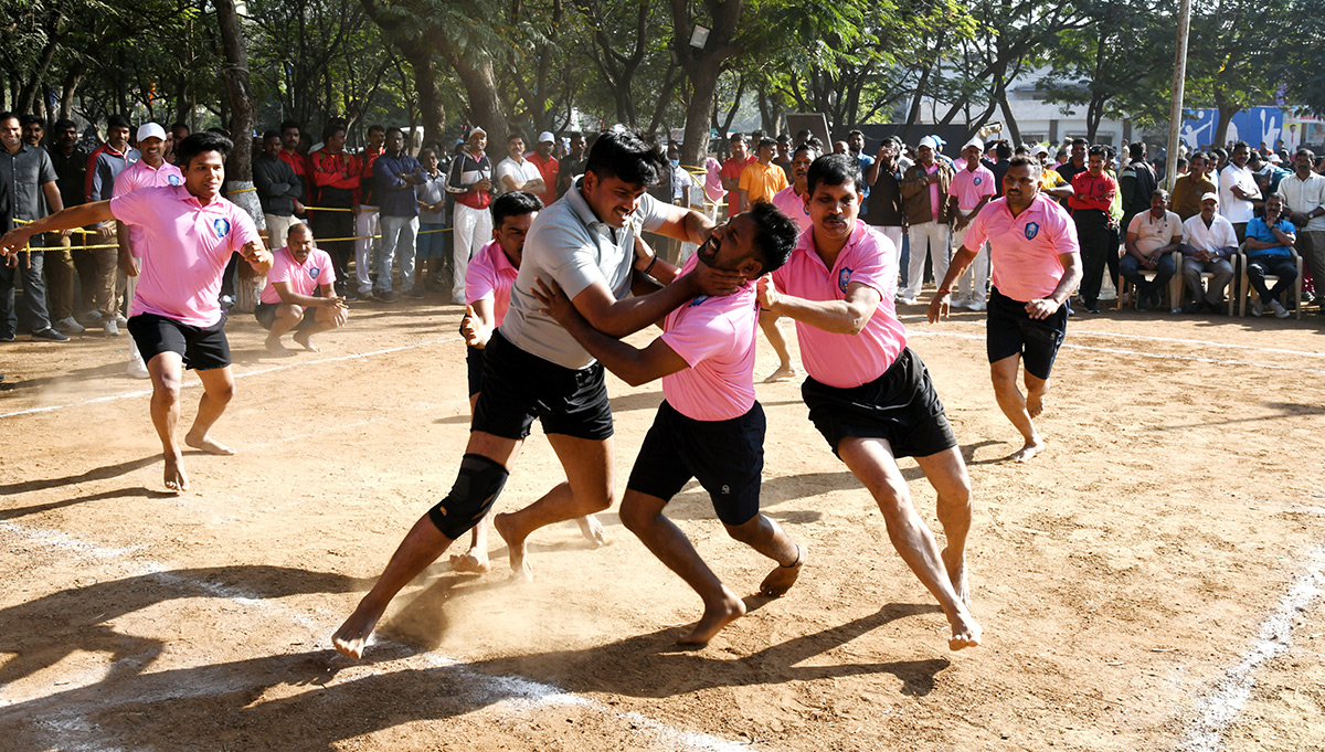 Saina_20Nehwal_2C_20CP_20CV_20Anand_20at_20Police_20Sports_20Meet_20Photos__20_284_29.jpg 4