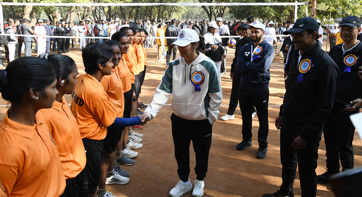 Saina_20Nehwal_2C_20CP_20CV_20Anand_20at_20Police_20Sports_20Meet_20Photos__20_285_29.jpg 5