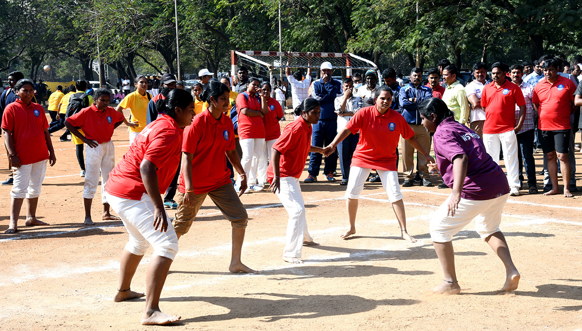 Saina_20Nehwal_2C_20CP_20CV_20Anand_20at_20Police_20Sports_20Meet_20Photos__20_286_29.jpg 6
