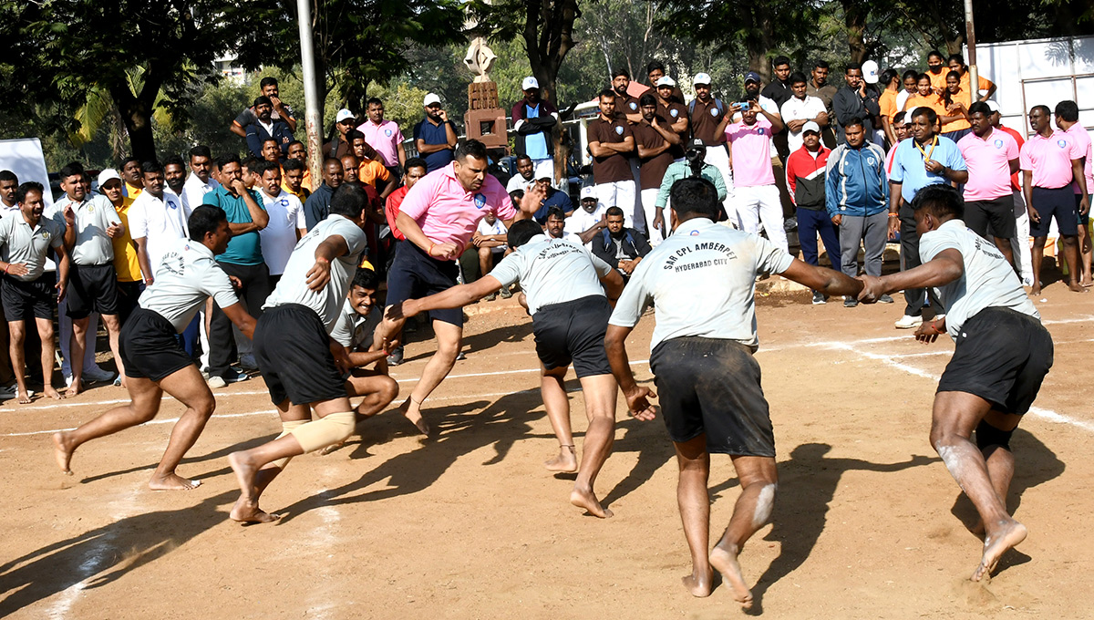Saina_20Nehwal_2C_20CP_20CV_20Anand_20at_20Police_20Sports_20Meet_20Photos__20_288_29.jpg 8