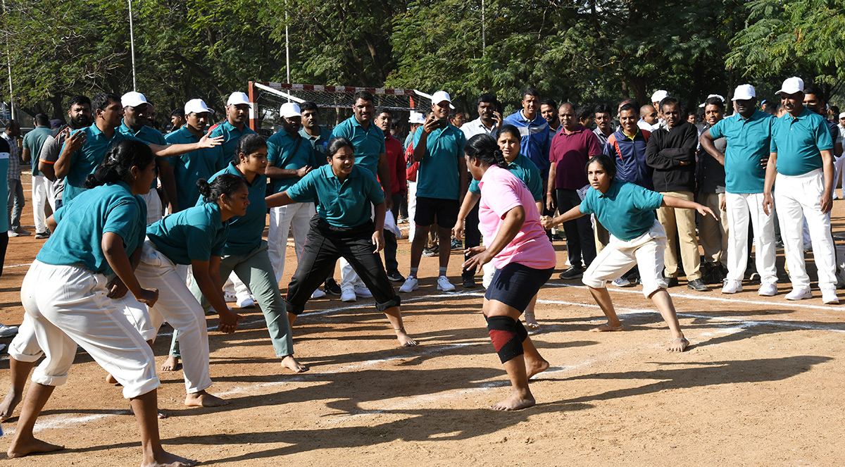 Saina_20Nehwal_2C_20CP_20CV_20Anand_20at_20Police_20Sports_20Meet_20Photos__20_289_29.jpg 9