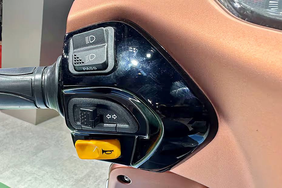 TVS_20Motor_20unveiled_20the_20world_20first_20CNG_20powered_20scooter_20TVS_20Jupiter_20125_20CNG_20at_20the_20Bharat_20Mobility_20Global_20Expo_202025__20_288_29.jpg 8