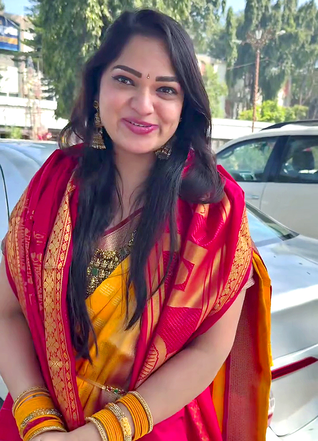 Bigg_20Boss_20Fame_20Ashwini_20Sri_20Visited_20Tirumala_20Photos_20Goes_20Viral__20_2811_29.jpg 11