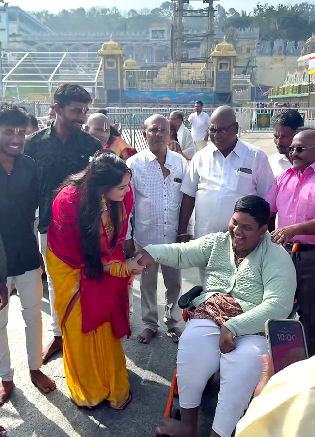 Bigg_20Boss_20Fame_20Ashwini_20Sri_20Visited_20Tirumala_20Photos_20Goes_20Viral__20_2815_29.jpg 15