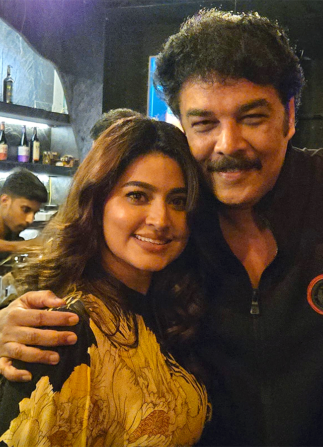 Khushbu_20hosts_20birthday_20bash_20for_20Sundar_20C_20photos_20goes_20viral__20_2811_29.jpg 11