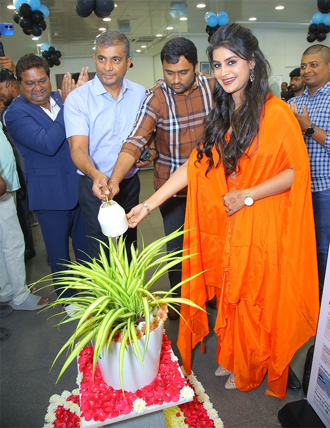 Bigg_20Boss_20fame_20Sonia_20Akula_20launches_20Hyundai_20Creta_20electric_20car-_20_285_29.jpg 5
