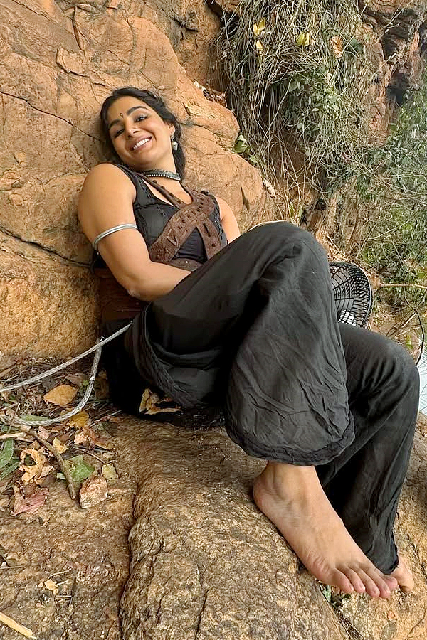 Samyuktha_20Menon_20Cast_20as_20Heroine_20in_20Balakrishna_20Akhanda_202_20Movie_20Photos_20_2810_29.jpg 10