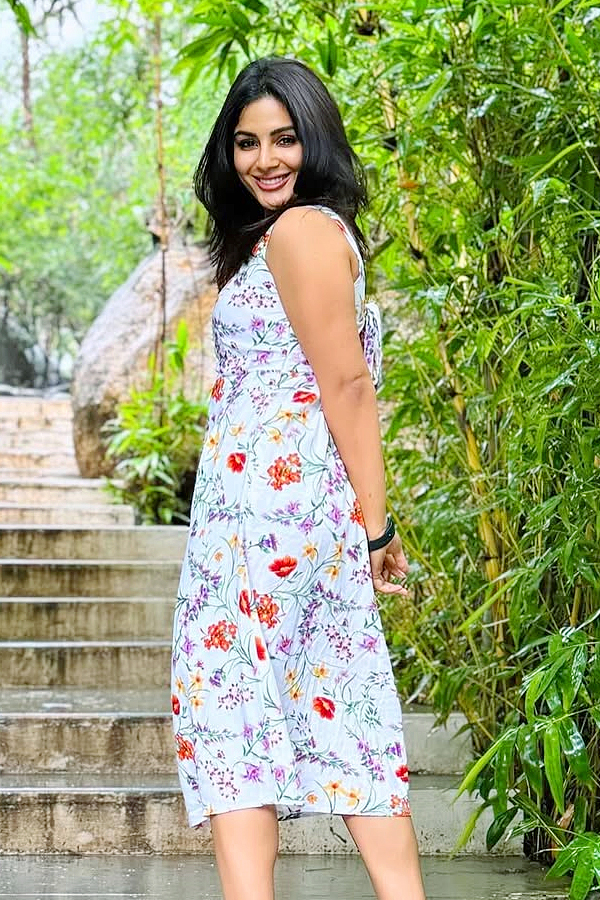 Samyuktha_20Menon_20Cast_20as_20Heroine_20in_20Balakrishna_20Akhanda_202_20Movie_20Photos_20_2818_29.jpg 14