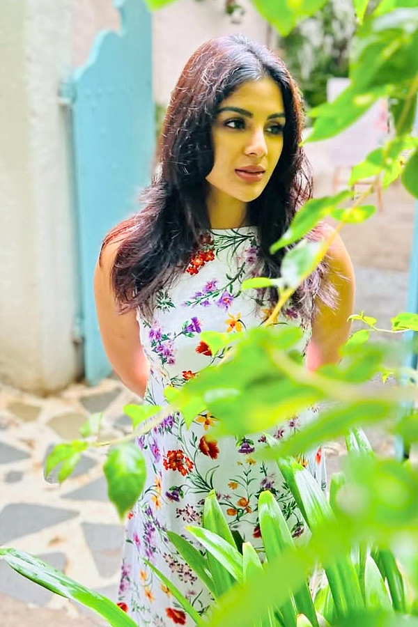 Samyuktha_20Menon_20Cast_20as_20Heroine_20in_20Balakrishna_20Akhanda_202_20Movie_20Photos_20_2819_29.jpg 15
