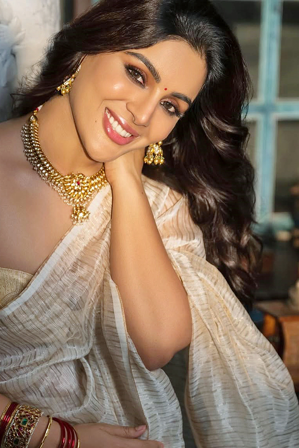 Samyuktha_20Menon_20Cast_20as_20Heroine_20in_20Balakrishna_20Akhanda_202_20Movie_20Photos_20_2821_29.jpg 17