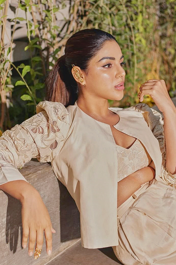 Samyuktha_20Menon_20Cast_20as_20Heroine_20in_20Balakrishna_20Akhanda_202_20Movie_20Photos_20_286_29.jpg 6