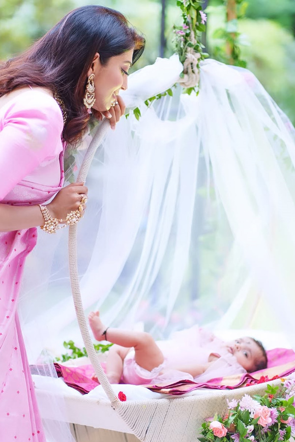 Actress_20Pranitha_20daughter_20Arna_20naming_20ceremony_20Beautiful_20Photos_20_2812_29.jpg 4