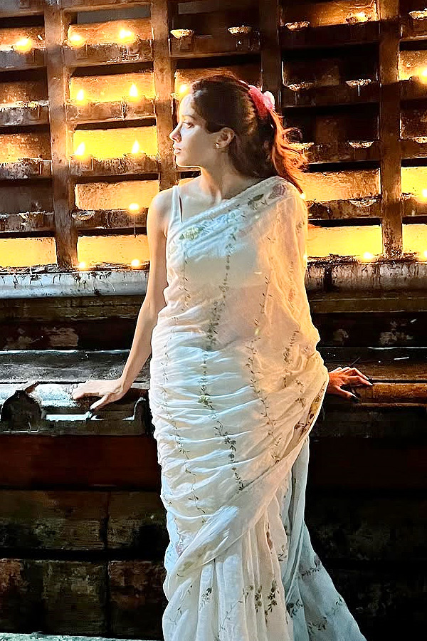 Amid_20Shooting_20For_20Param_20Sundari_2C_20Janhvi_20Kapoor_20Enjoys_20Kerala_20vacation_2CCheck_20Out_20Pics_20_289_29.jpg 10