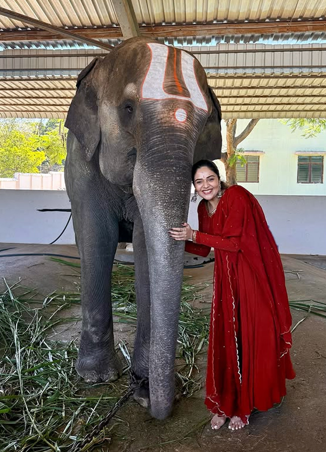 Srimukhi_20in_20tirumala7.jpg 8