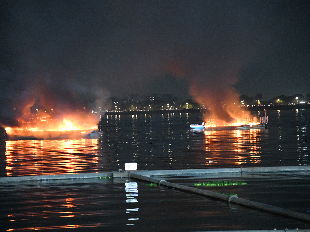 Huge_20Fire_20Mishap_20After_20Crackers_20Blast_20In_20Boat_20At_20Hussain_20Sagar__20_2810_29.jpg 10
