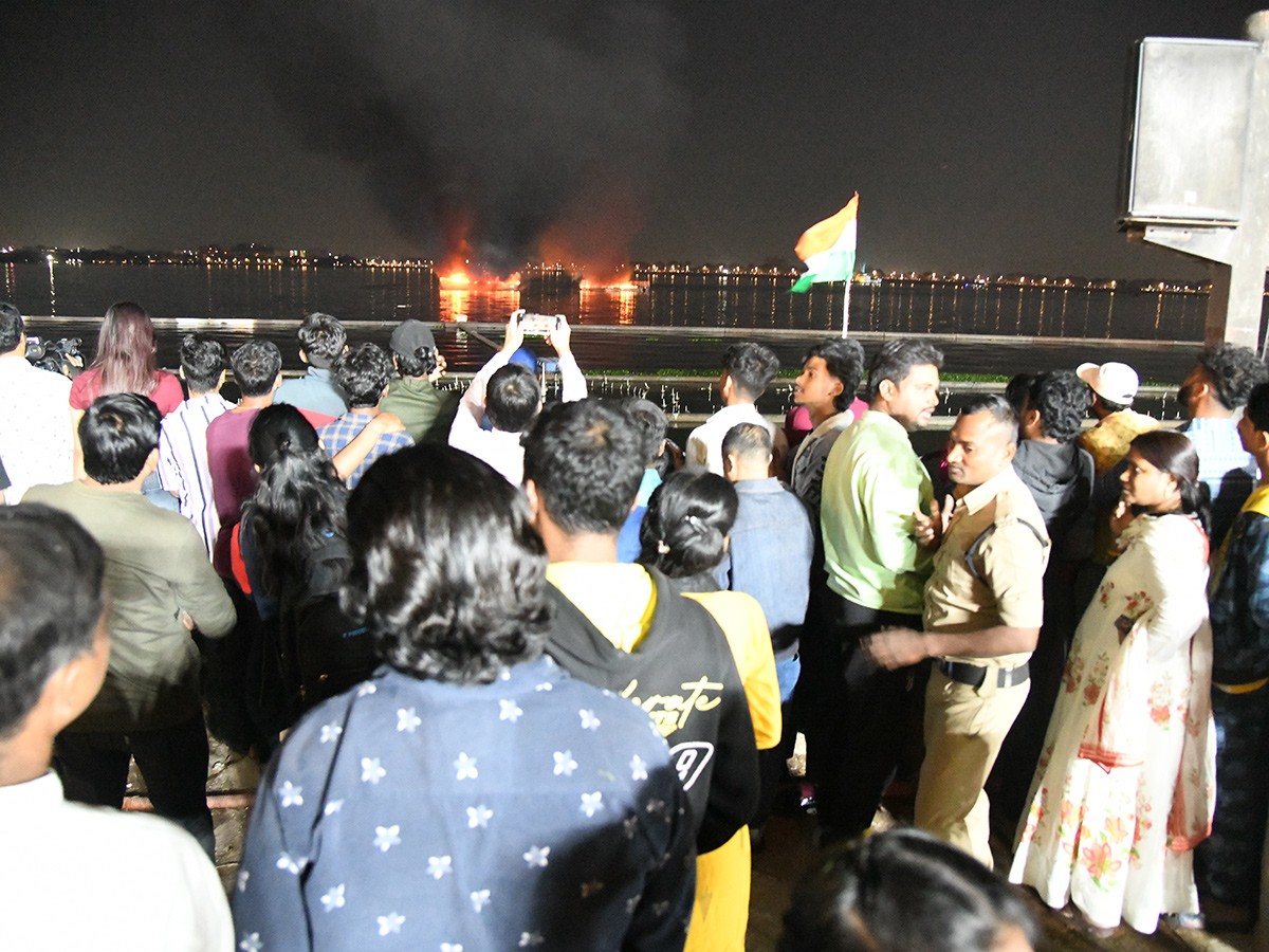 Huge_20Fire_20Mishap_20After_20Crackers_20Blast_20In_20Boat_20At_20Hussain_20Sagar__20_281_29.jpg 1
