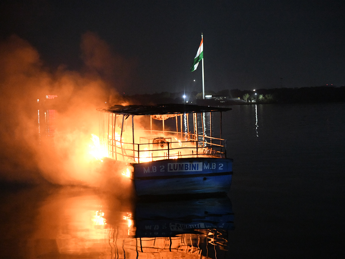 Huge_20Fire_20Mishap_20After_20Crackers_20Blast_20In_20Boat_20At_20Hussain_20Sagar__20_283_29.jpg 3