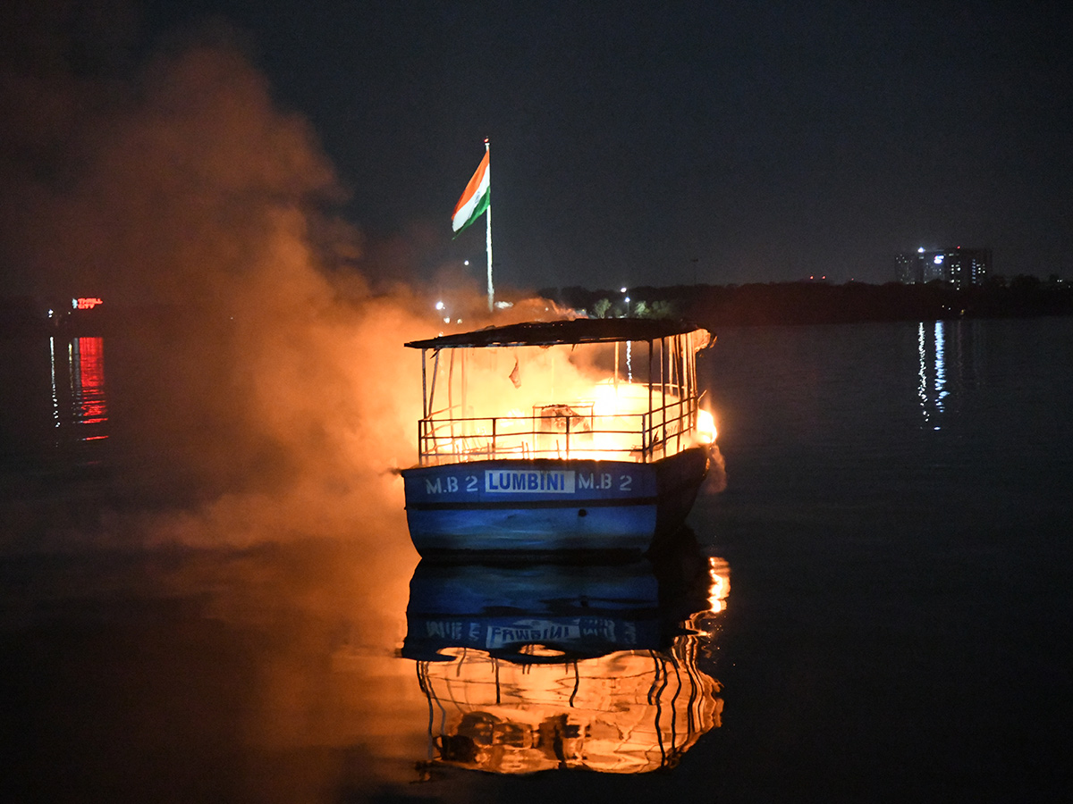 Huge_20Fire_20Mishap_20After_20Crackers_20Blast_20In_20Boat_20At_20Hussain_20Sagar__20_284_29.jpg 4